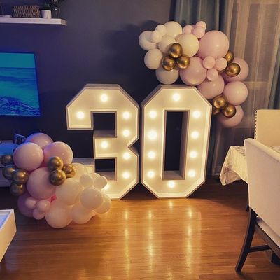 Διακόσμηση Light Up Marquee γράμματα σε εξατομικευμένο χρώμα για το πάρτι γενέθλια αγάπη στέκεται