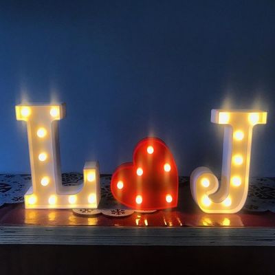 Διακόσμηση Light Up Marquee γράμματα σε εξατομικευμένο χρώμα για το πάρτι γενέθλια αγάπη στέκεται