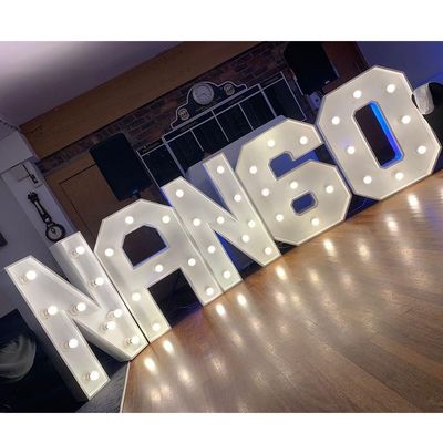 Διακόσμηση Light Up Marquee γράμματα σε εξατομικευμένο χρώμα για το πάρτι γενέθλια αγάπη στέκεται