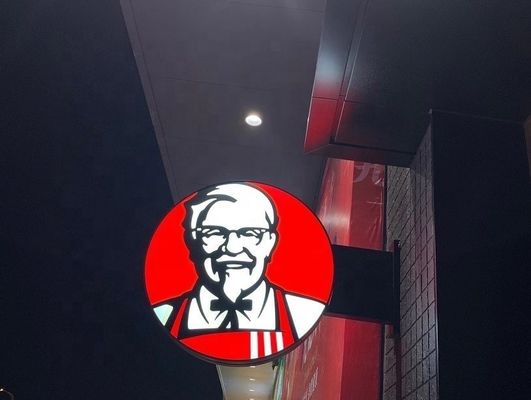 Προσαρμοσμένο 3D σήμα γράμματος LED ακρυλικό διαφημιστικό φωτεινό κουτί για εξωτερική επιφάνεια οθόνης