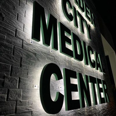 Μονούλες LED φωτίζουν τα γράμματα και τα λογότυπα από ανοξείδωτο χάλυβα