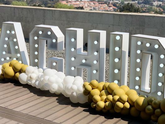 Προσαρμοσμένο μέγεθος 4 πόδια LED λάμπα γράμματα για την διακόσμηση γάμου Mr και Mrs Marquee γράμματα