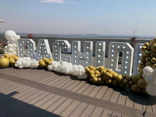 Προσαρμοσμένο μέγεθος 4 πόδια LED λάμπα γράμματα για την διακόσμηση γάμου Mr και Mrs Marquee γράμματα
