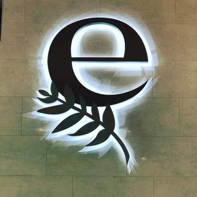 Προσαρμοσμένα κατασκευασμένα μεταλλικά σήματα με βουρτσισμένα γράμματα αλουμινίου και πίσω φωτισμό LED
