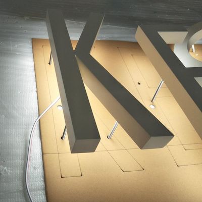 Προσαρμοσμένα κατασκευασμένα μεταλλικά σήματα με βουρτσισμένα γράμματα αλουμινίου και πίσω φωτισμό LED