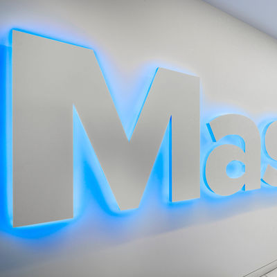 Προσαρμοσμένα 3D LED φωτισμένα γράμματα στην πρόσοψη του καταστήματος