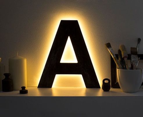 Προσαρμοσμένα 3D LED φωτισμένα γράμματα στην πρόσοψη του καταστήματος
