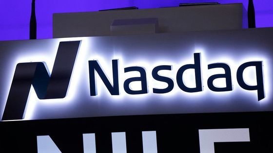 Προσαρμοσμένα 3D LED φωτισμένα γράμματα στην πρόσοψη του καταστήματος