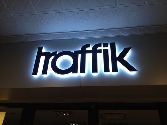 Προσαρμοσμένα 3D LED φωτισμένα γράμματα στην πρόσοψη του καταστήματος
