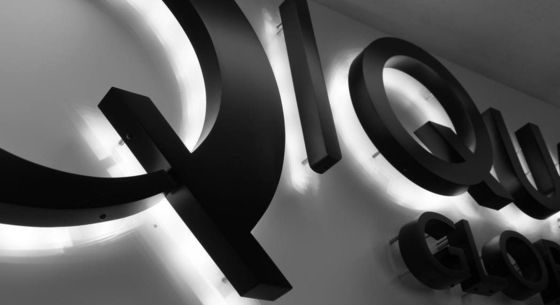 Προσαρμοσμένη Laser Cutting 3D Metal Titanium Wall Logo Signs για τοποθέτηση στον τοίχο