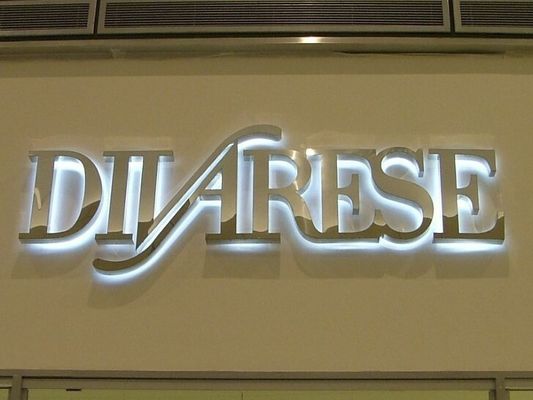 Σημειώσεις με φωτισμό πίσω Λογότυπο LED γράμματα με απαλό ζεστό λευκό φως
